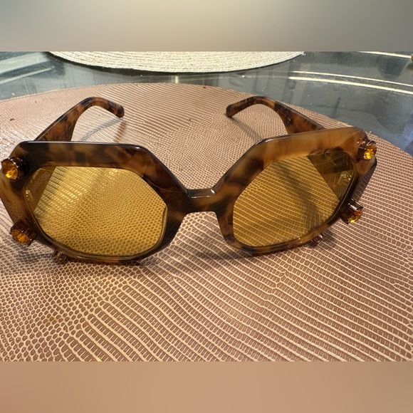 Sunglasses
Oversized, Octagon shape BNWOT  IN ORIGINAL CASE - Picture 15 of 16